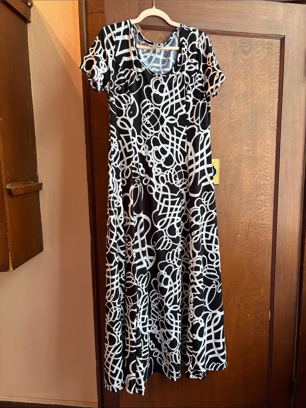 Haani Black and White Maxi Dress with Abstract Pattern XL